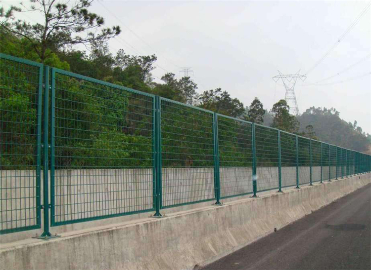 山東框架公路護(hù)欄網(wǎng)圖片4