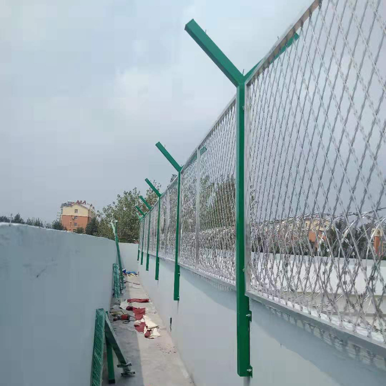 陜西監(jiān)獄獄墻防攀爬鋼網(wǎng)墻圖片3