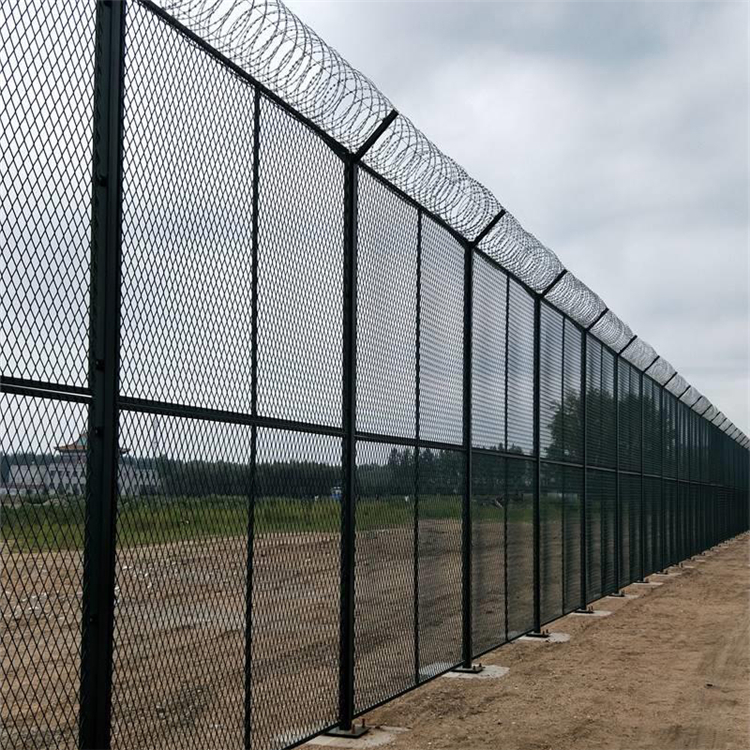 安徽邊境線鐵絲隔離網(wǎng)墻圖片3
