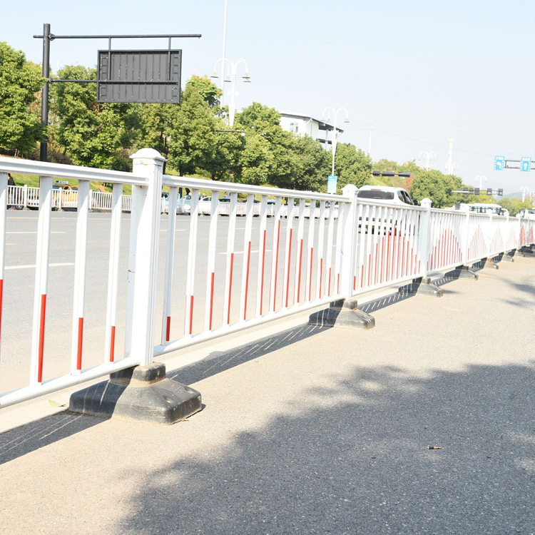 新疆道路中心護(hù)欄圖片1