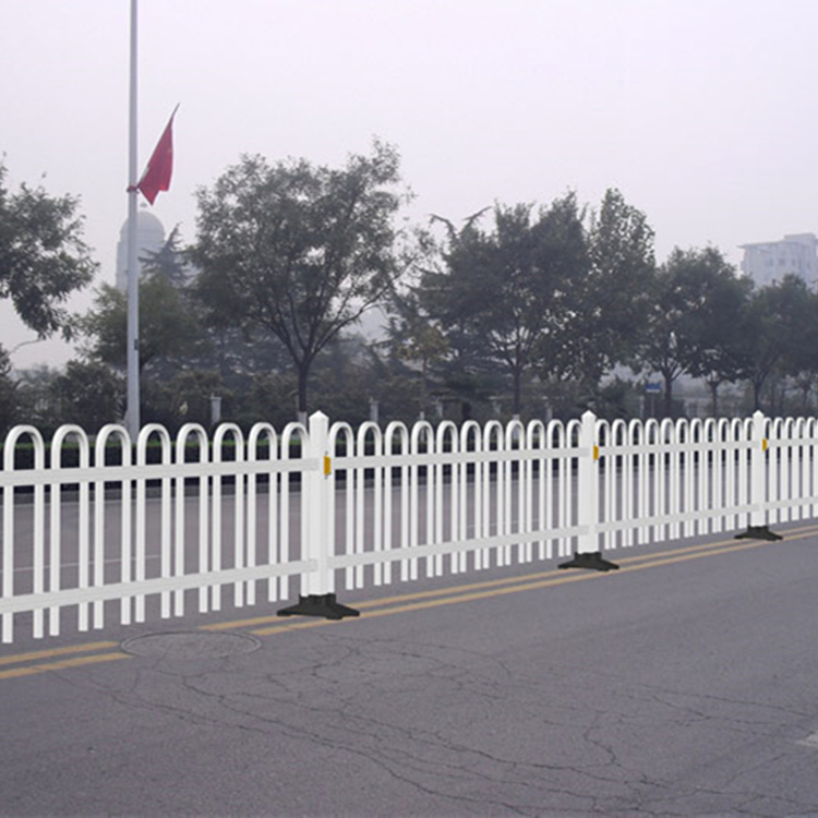 新疆道路中心護(hù)欄圖片2