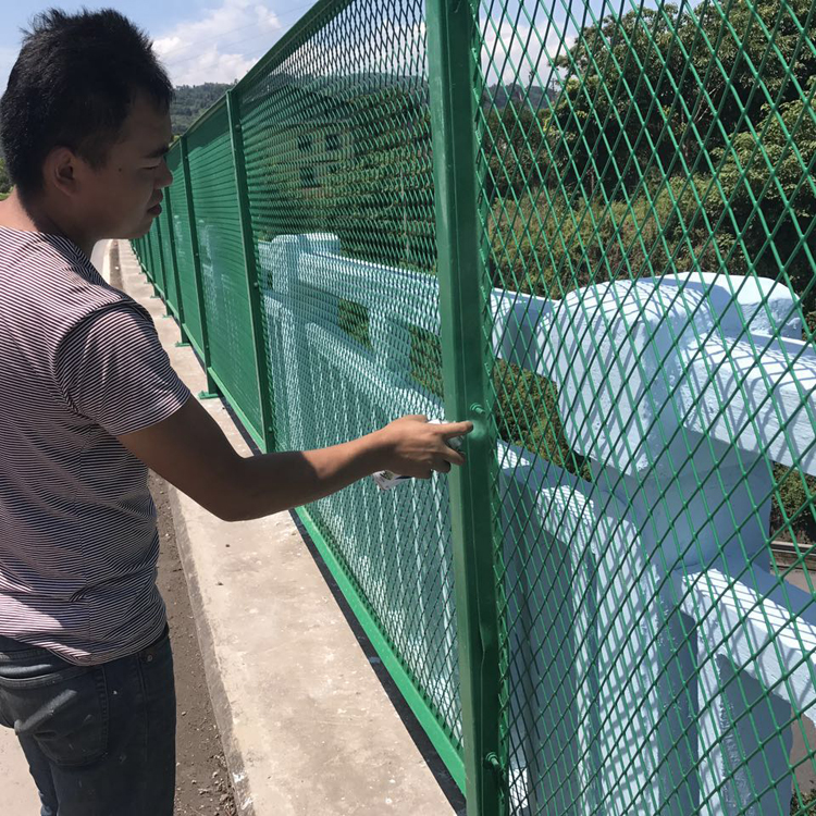 福建鋼板網護欄圖片2
