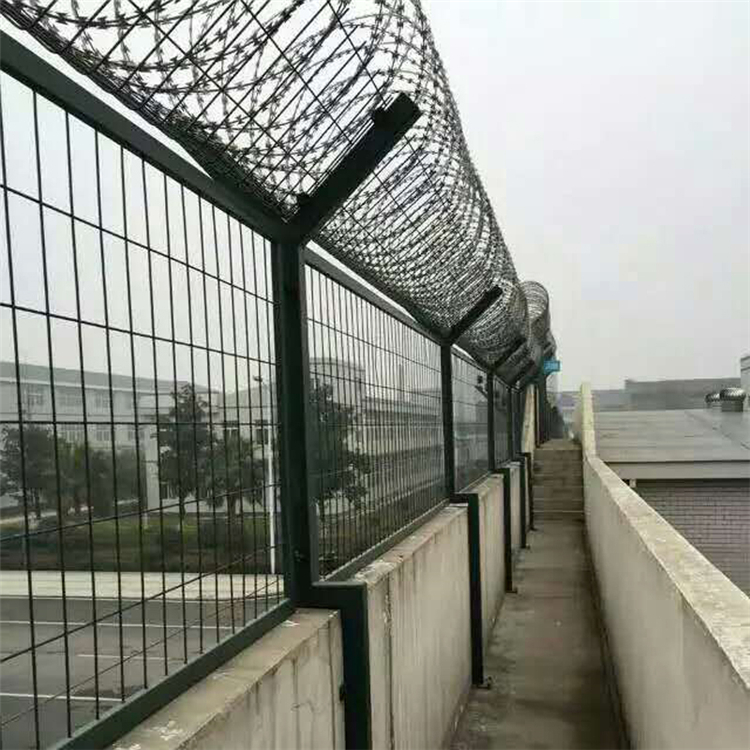 河南看守所巡邏道加高防攀爬隔離網(wǎng)圖片2