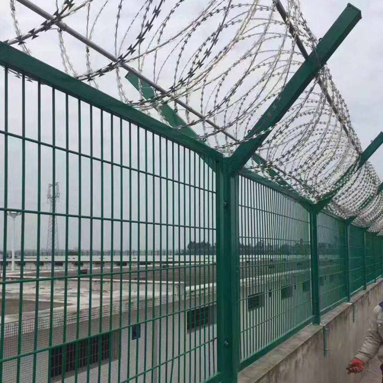 河南武警中隊(duì)巡邏通道隔離網(wǎng)安裝方式圖片4