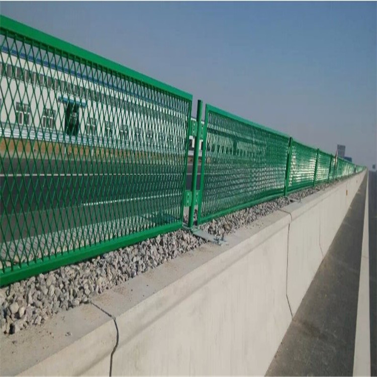 山東高速公路鋼板網(wǎng)式護(hù)欄網(wǎng)圖片2
