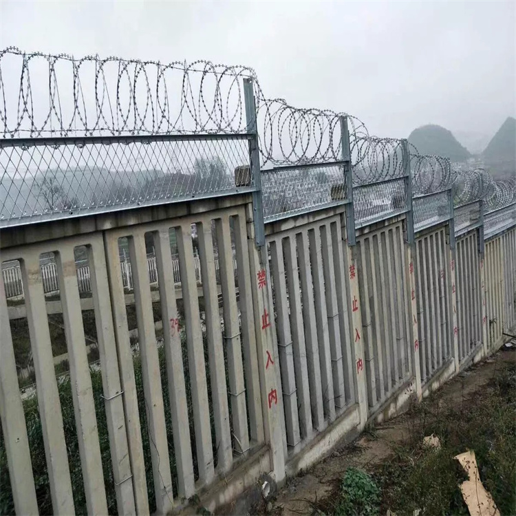 貴州關(guān)于高鐵封閉式防護柵欄價格問題圖片4