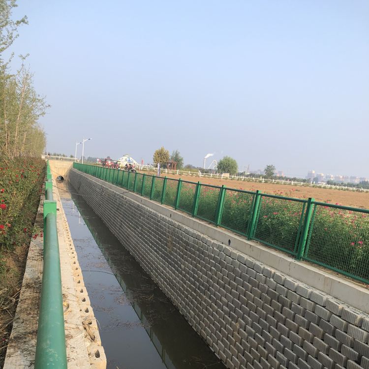 新疆干渠河道防護(hù)金屬隔離柵圖片8
