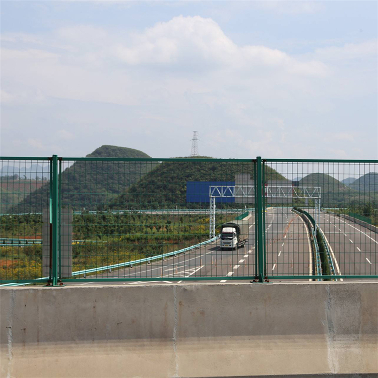 高速兩側(cè)路基金屬隔離網(wǎng)圖片3