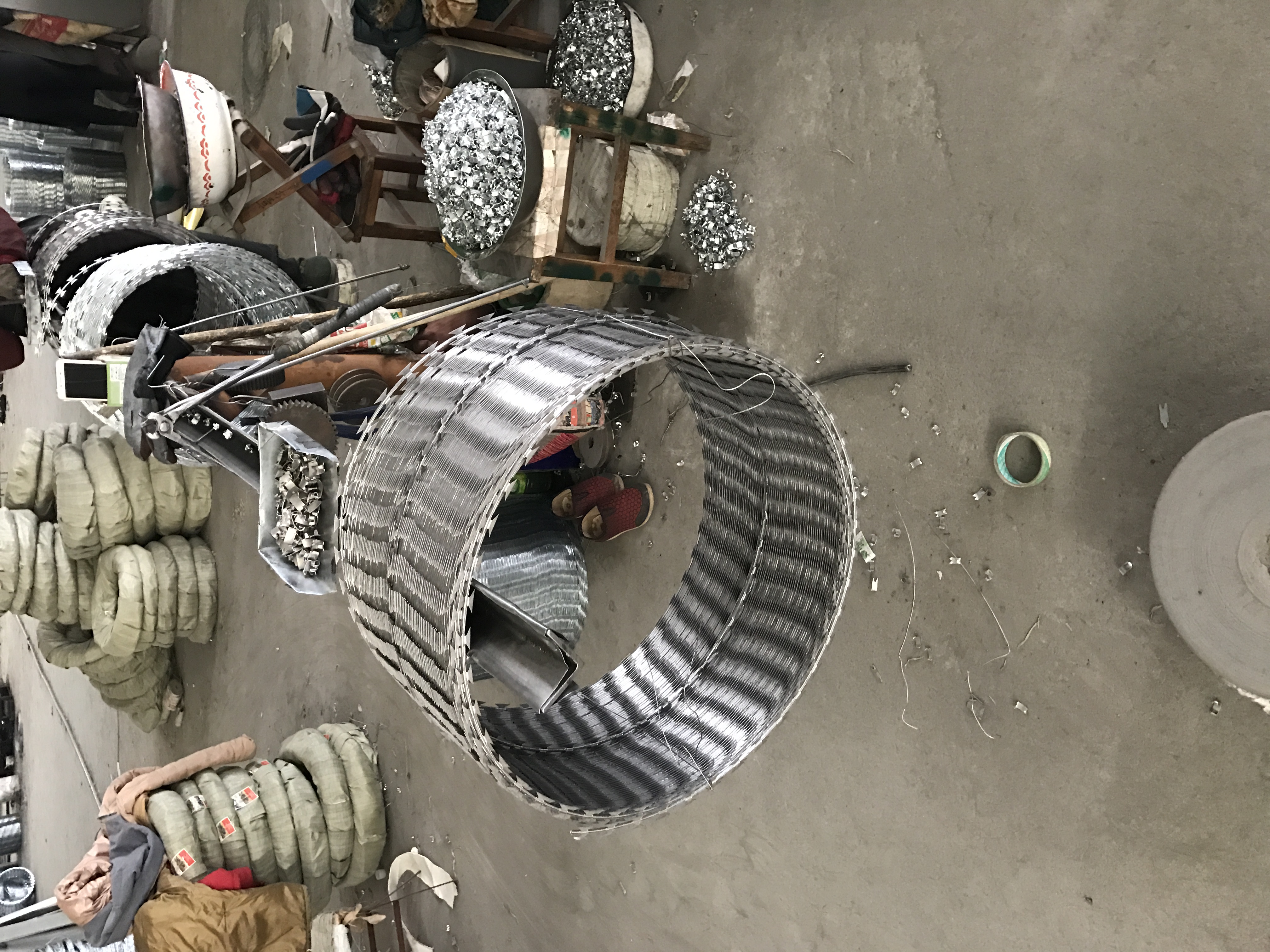 高鐵防護(hù)刺絲滾籠支架系列用品圖片2